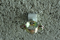 Boîte insert patte à vis M07 pour fixation tube électrique ou plomberie sur béton sans percer – Snitfix
