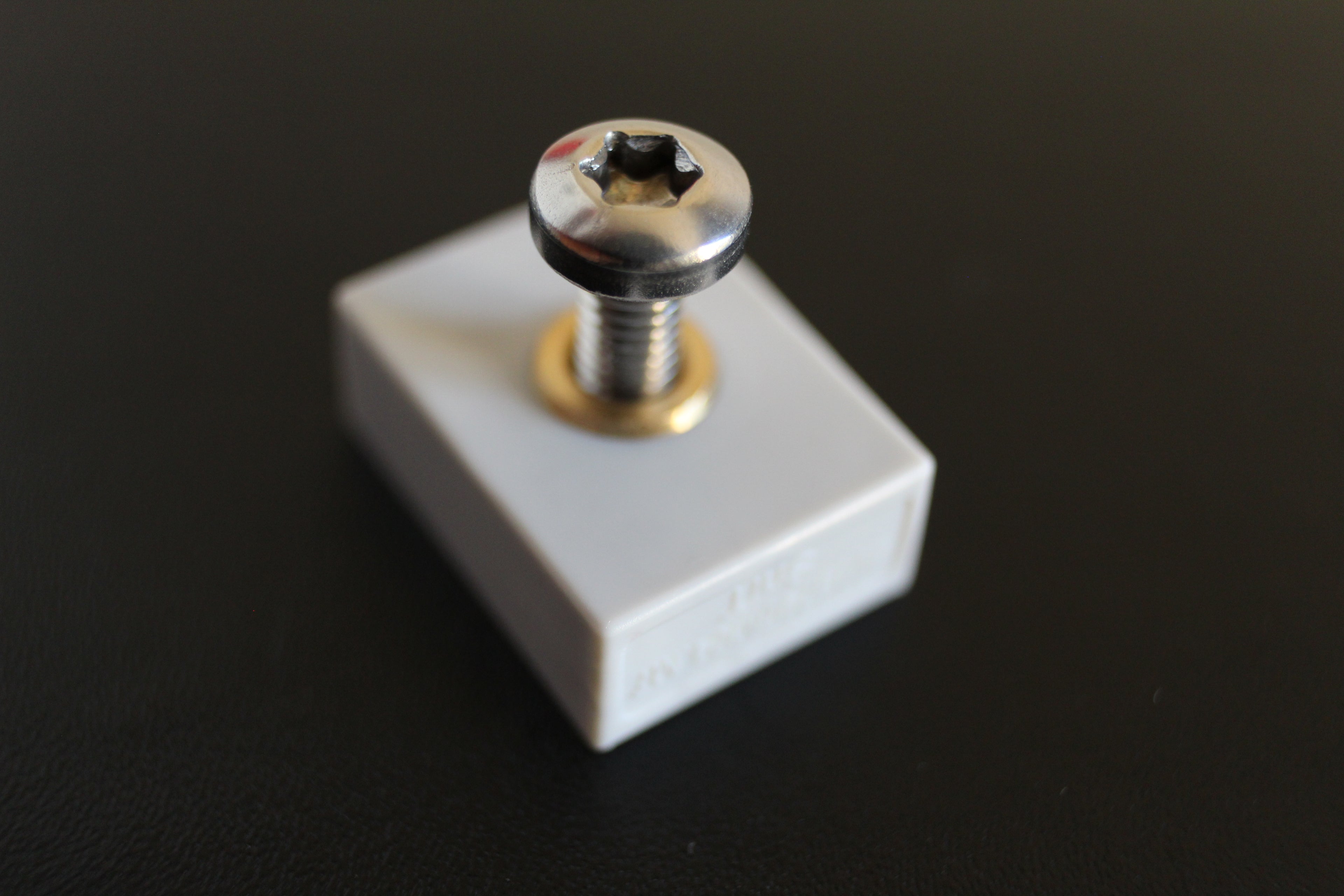 Boîte insert M04 à coller pour fixation Plexo sur béton sans percer – Snitfix