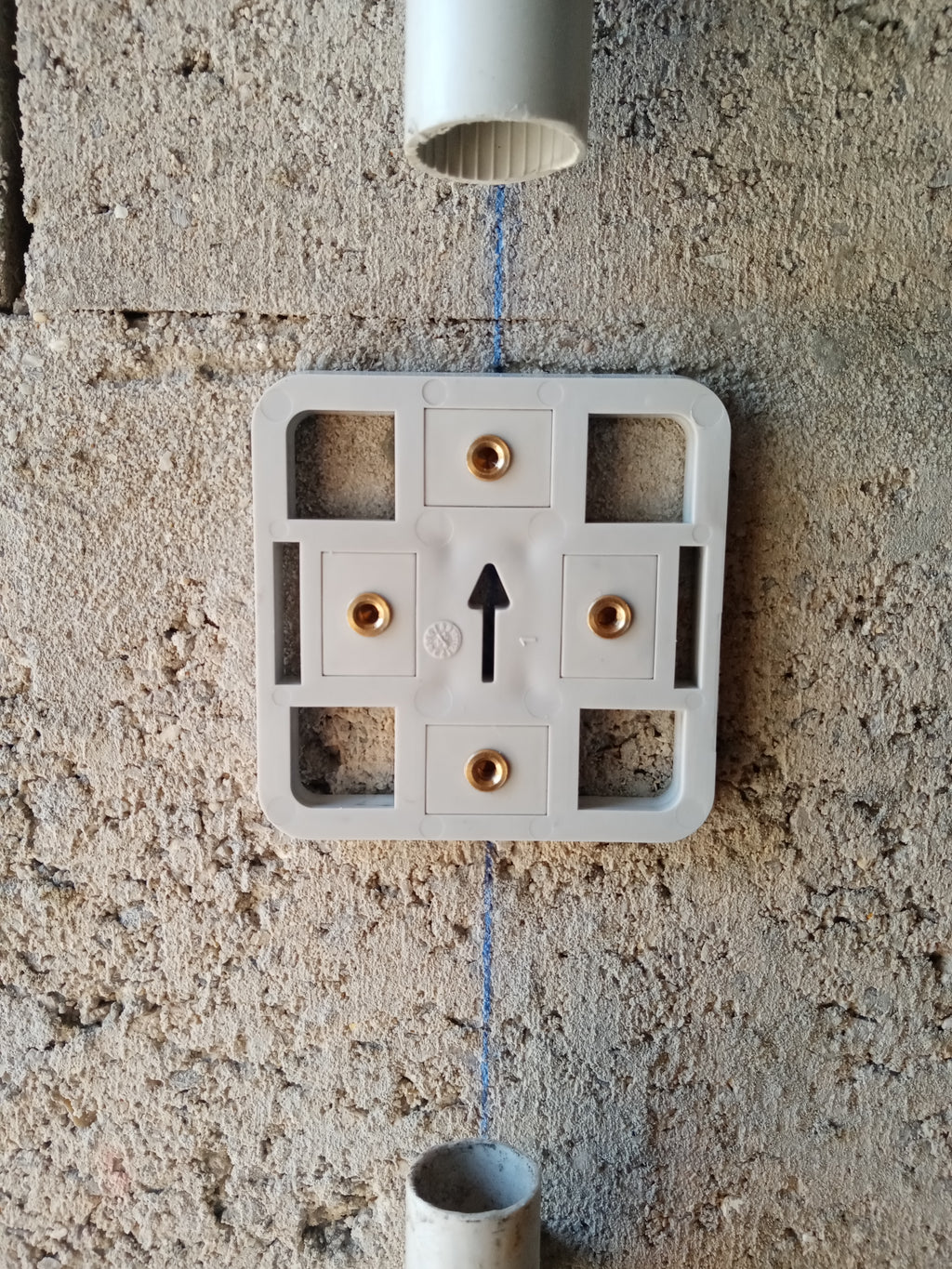 Gabarit de pose 7474740LS pour fixation interrupteur et prise Plexo IP55 sur béton sans percer – Snitfix
